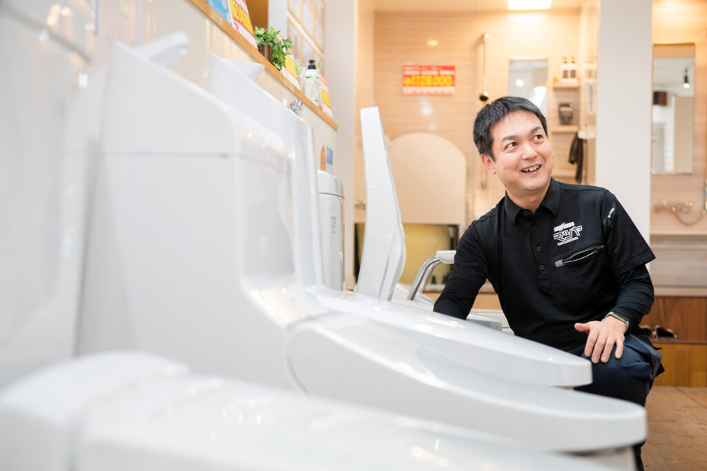トイレを案内しているスタッフ